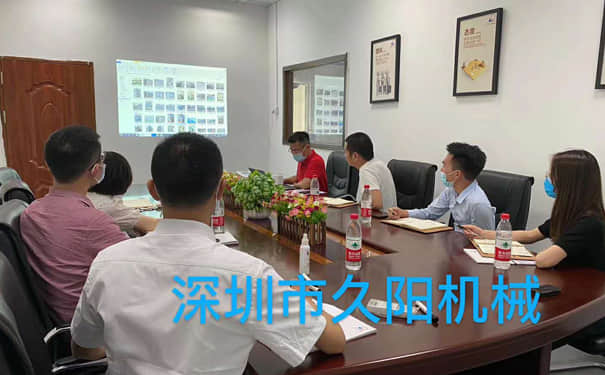 国产麻豆精品久久久机械经理为业务员同事讲解产品特点