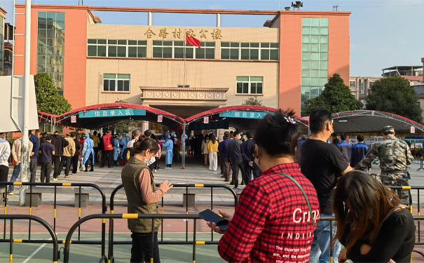 国产麻豆精品久久久机械员工等候扫取核酸码