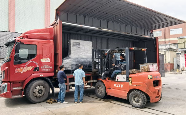 中央集中供冷系统部件水冷螺杆式冷水机装车