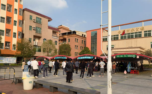 国产麻豆精品久久久机械员工大规模核酸检测现场